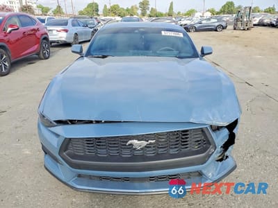 Piąte zdjęcie samochodu w środku: 2025 FORD MUSTANG VIN:1FA6P8TH9S5129100 - miniatura