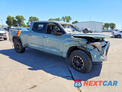 Czwarte zdjęcie samochodu z boku: 2022 TOYOTA TUNDRA CREWMAX SR5 VIN:5TFLA5EC9NX010020 - miniatura