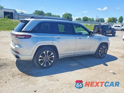 Trzecie zdjęcie samochodu z tyłu: 2023 JEEP GRAND CHEROKEE OVERLAND VIN:1C4RJHDG8P8769402 - miniatura