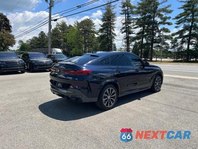 Czwarte zdjęcie samochodu z boku: 2022 BMW X6 XDRIVE40I VIN:5UXCY6C07N9K62118 - miniatura