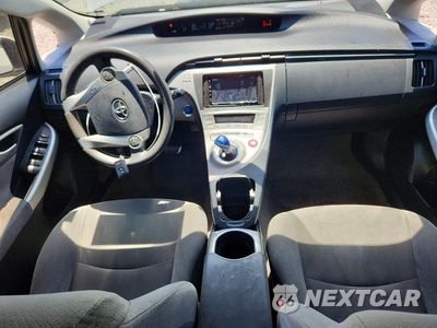 Zdjęcie 8 z 13 samochodu: 2014 TOYOTA PRIUS TWO VIN:JTDKN3DU8E0384500 - miniatura