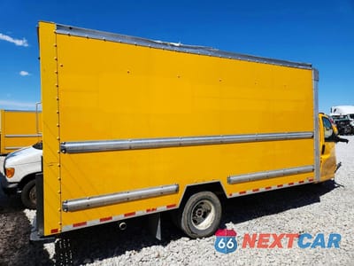 Trzecie zdjęcie samochodu z tyłu: 2022 GMC SAVANA BOX TRUCK VIN:7GZ37TC73NN005144 - miniatura