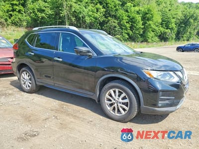 Czwarte zdjęcie samochodu z boku: 2017 NISSAN ROGUE SV VIN:5N1AT2MV0HC860497 - miniatura