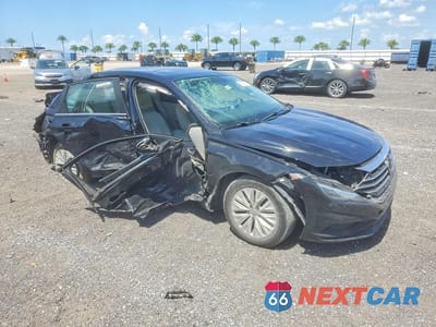 Czwarte zdjęcie samochodu z boku: 2019 VOLKSWAGEN JETTA S VIN:3VWC57BU6KM222627 - miniatura