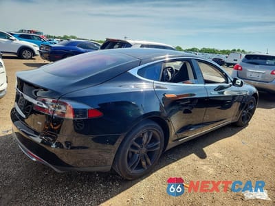 Trzecie zdjęcie samochodu z tyłu: 2015 TESLA MODEL S 85 VIN:5YJSA1H18FF080201 - miniatura
