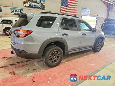 Trzecie zdjęcie samochodu z tyłu: 2023 HONDA PILOT TRAILSPORT VIN:5FNYG1H68PB000739 - miniatura