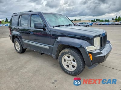 Czwarte zdjęcie samochodu z boku: 2008 JEEP LIBERTY SPORT VIN:1J8GN28K08W169163 - miniatura