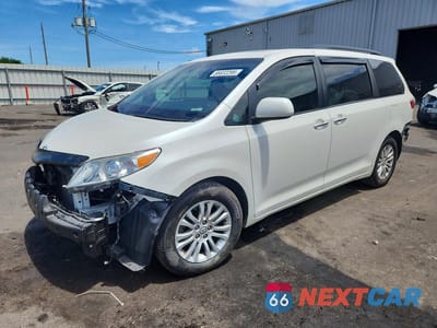 2017 TOYOTA SIENNA XLE 8-PASSENGER 5TDYZ3DC1HS896381 - główne zdjęcie licytacji z USA - miniatura