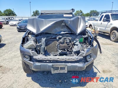 Piąte zdjęcie samochodu w środku: 2018 TOYOTA TACOMA SR5 V6 VIN:3TMAZ5CN8JM053574 - miniatura