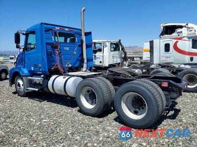 Trzecie zdjęcie samochodu z tyłu: 2011 VOLVO VNL SEMI TRUCK VIN:4V4NC9DFXBN535654 - miniatura
