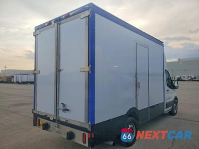 Trzecie zdjęcie samochodu z tyłu: 2021 FORD TRANSIT DELIVERY TRUCK VIN:1FDBW5Z88MKA80036 - miniatura