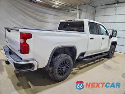 Trzecie zdjęcie samochodu z tyłu: 2022 CHEVROLET SILVERADO K2500 HEAVY DUTY LT VIN:1GC4YNE71NF132797 - miniatura