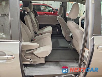 Zdjęcie 11 z 13 samochodu: 2017 TOYOTA SIENNA LE VIN:5TDKZ3DC1HS870840 - miniatura