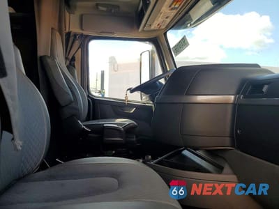 Piąte zdjęcie samochodu w środku: 2019 VOLVO VN VNL VIN:4V4NC9EH3KN206407 - miniatura