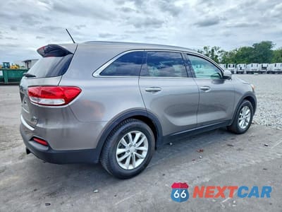 Trzecie zdjęcie samochodu z tyłu: 2018 KIA SORENTO LX V6 VIN:5XYPG4A53JG404644 - miniatura