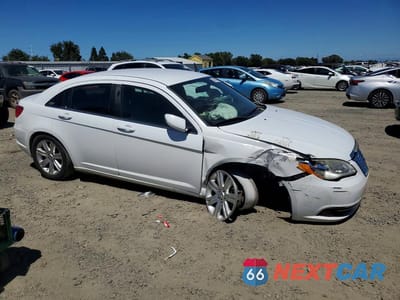 Czwarte zdjęcie samochodu z boku: 2013 CHRYSLER 200 LX VIN:1C3CCBAB3DN685995 - miniatura