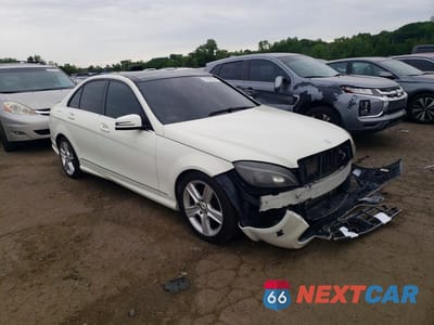 Czwarte zdjęcie samochodu z boku: 2011 MERCEDES-BENZ C 300 4MATIC VIN:WDDGF8BB3BR133589 - miniatura