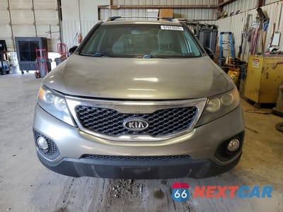Piąte zdjęcie samochodu w środku: 2012 KIA SORENTO LX VIN:5XYKT3A67CG230251 - miniatura