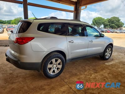 Trzecie zdjęcie samochodu z tyłu: 2011 CHEVROLET TRAVERSE LT VIN:1GNKVGED8BJ150182 - miniatura