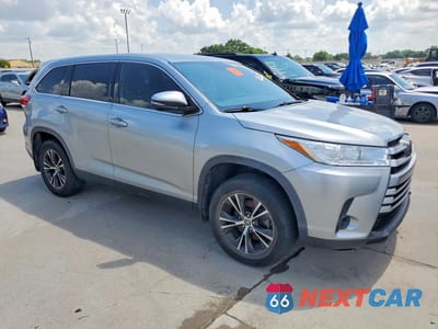 Czwarte zdjęcie samochodu z boku: 2019 TOYOTA HIGHLANDER LE VIN:5TDZZRFH2KS369604 - miniatura