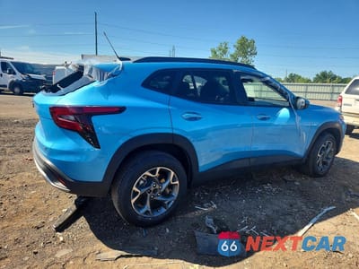 Trzecie zdjęcie samochodu z tyłu: 2025 CHEVROLET TRAX 1LT VIN:KL77LHEP9SC191541 - miniatura