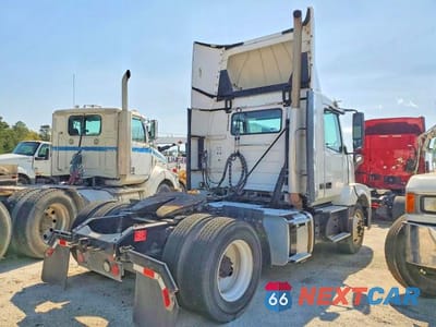 Czwarte zdjęcie samochodu z boku: 2018 VOLVO VNL SEMI TRUCK VIN:4V4N39TG5JN892443 - miniatura
