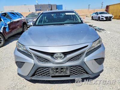 Piąte zdjęcie samochodu w środku: 2018 TOYOTA CAMRY SE VIN:4T1B11HK7JU611747 - miniatura
