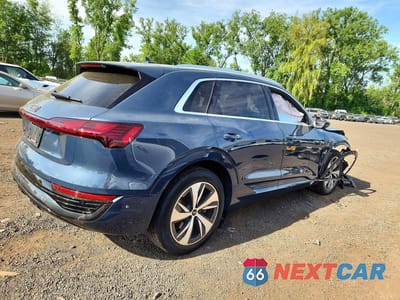 Trzecie zdjęcie samochodu z tyłu: 2024 AUDI Q8 E-TRON PREMIUM PLUS VIN:WA15AAGE7RB021708 - miniatura