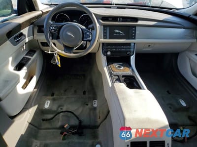Zdjęcie 8 z 12 samochodu: 2016 JAGUAR XF PRESTIGE VIN:SAJBE4BV4GCY06332 - miniatura
