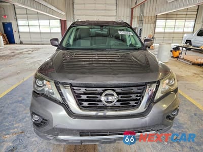 Piąte zdjęcie samochodu w środku: 2017 NISSAN PATHFINDER S VIN:5N1DR2MM3HC911557 - miniatura