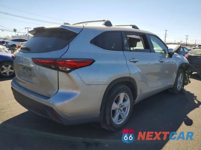 Trzecie zdjęcie samochodu z tyłu: 2021 TOYOTA HIGHLANDER LE VIN:5TDZZRAH6MS056291 - miniatura