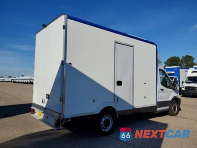 Trzecie zdjęcie samochodu z tyłu: 2020 FORD TRANSIT DELIVERY TRUCK VIN:1FDBW5Z89LKA71134 - miniatura