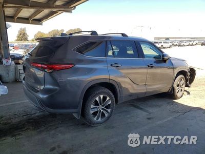 Trzecie zdjęcie samochodu z tyłu: 2020 TOYOTA HIGHLANDER XLE VIN:5TDHZRBH1LS030318 - miniatura