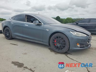 Czwarte zdjęcie samochodu z boku: 2014 TESLA MODEL S VIN:5YJSA1H12EFP28985 - miniatura