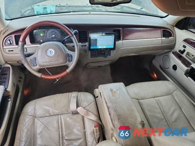 Zdjęcie 8 z 12 samochodu: 2003 LINCOLN TOWN CAR CARTIER VIN:1LNHM83W43Y643197 - miniatura