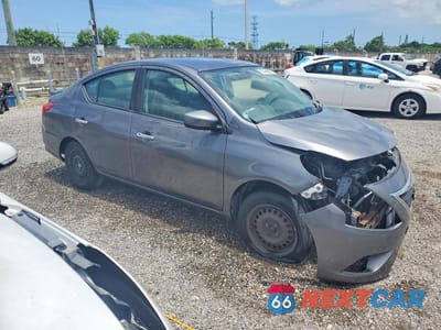 Czwarte zdjęcie samochodu z boku: 2019 NISSAN VERSA SV VIN:3N1CN7AP6KL867723 - miniatura