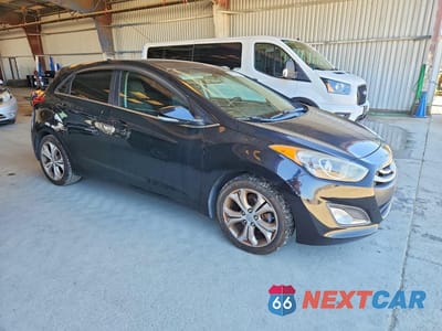 Czwarte zdjęcie samochodu z boku: 2014 HYUNDAI ELANTRA GT BASE VIN:KMHD35LH5EU160636 - miniatura