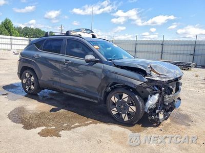 Czwarte zdjęcie samochodu z boku: 2025 HYUNDAI KONA SEL VIN:KM8HB3AB7SU315108 - miniatura