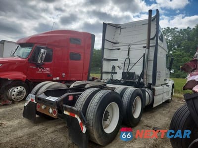 Czwarte zdjęcie samochodu z boku: 2012 VOLVO VNL SEMI TRUCK VIN:4V4NC9EJ2CN551139 - miniatura