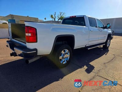 Czwarte zdjęcie samochodu z boku: 2017 GMC SIERRA K2500 SLT VIN:1GT12TEY3HF187497 - miniatura