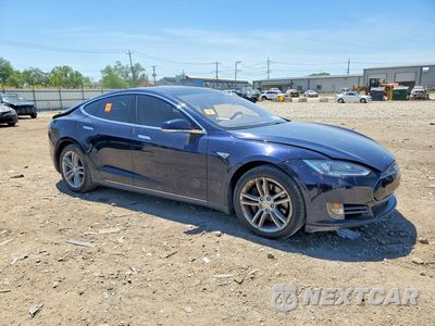 Czwarte zdjęcie samochodu z boku: 2013 TESLA MODEL S VIN:5YJSA1CN9DFP21282 - miniatura