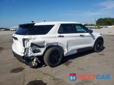 Trzecie zdjęcie samochodu z tyłu: 2023 FORD EXPLORER POLICE INTERCEPTOR VIN:1FM5K8AB3PGB84300 - miniatura
