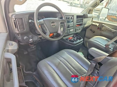 Zdjęcie 8 z 13 samochodu: 2018 GMC SAVANA BOX TRUCK VIN:7GZ37TCG8JN900736 - miniatura