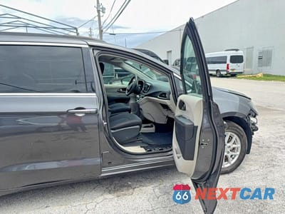 Piąte zdjęcie samochodu w środku: 2018 CHRYSLER PACIFICA LX VIN:2C4RC1CG9JR288914 - miniatura