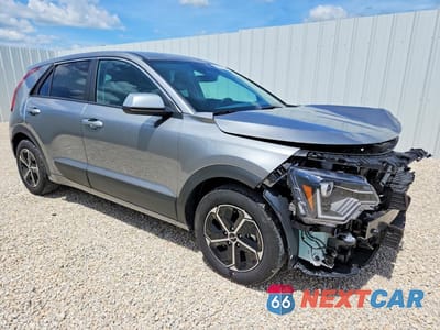 Czwarte zdjęcie samochodu z boku: 2026 KIA NIRO LX VIN:KNDCP3LE2T5335253 - miniatura