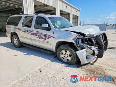 Czwarte zdjęcie samochodu z boku: 2011 CHEVROLET SUBURBAN K1500 LS VIN:1GNSKHE39BR279085 - miniatura