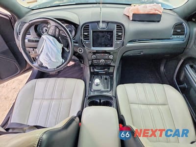 Zdjęcie 8 z 12 samochodu: 2018 CHRYSLER 300 S VIN:2C3CCABG8JH142988 - miniatura