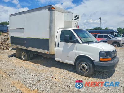 Czwarte zdjęcie samochodu z boku: 2015 CHEVROLET EXPRESS REFRIGERATED BOX TRUCK VIN:1GB6G5CG0F1110971 - miniatura