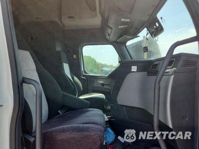 Piąte zdjęcie samochodu w środku: 2023 FREIGHTLINER CASCADIA 1 - SEMI TRUCK VIN:3AKJHHDR2PSUH4781 - miniatura