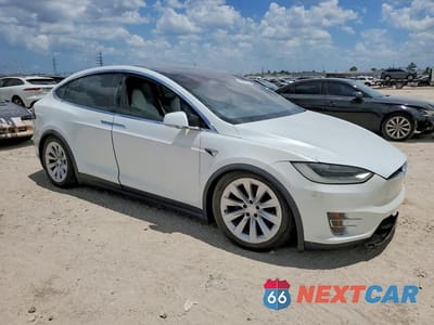 Czwarte zdjęcie samochodu z boku: 2017 TESLA MODEL X VIN:5YJXCBE28HF049634 - miniatura